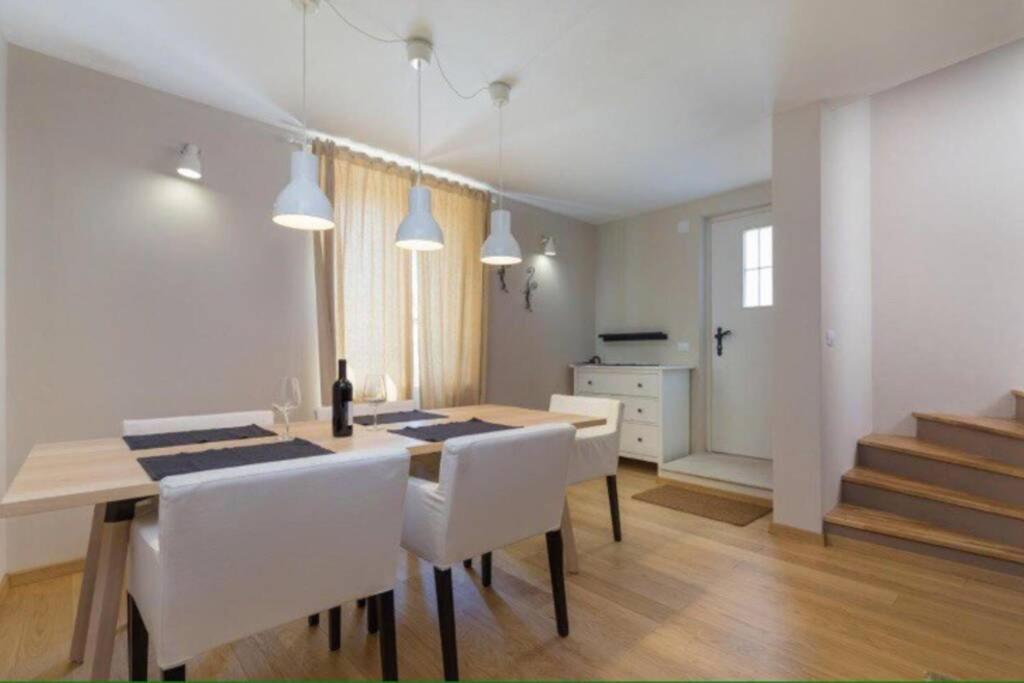 로비니 Sea View House Fontera 아파트 외부 사진
