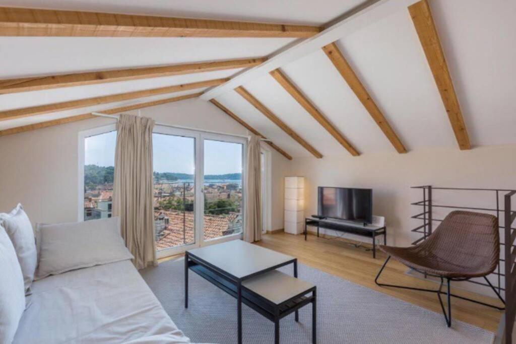 로비니 Sea View House Fontera 아파트 외부 사진